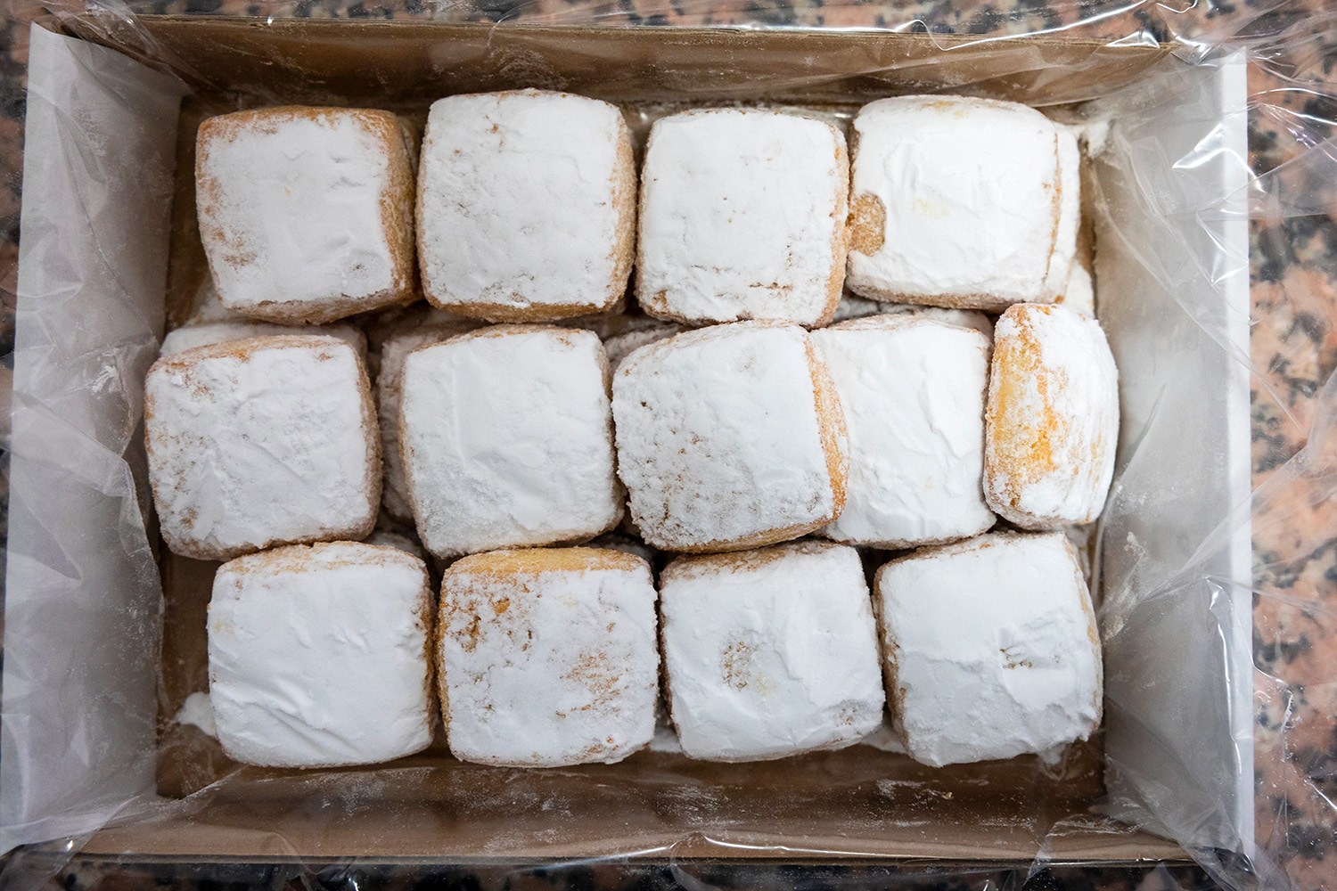 Mantecados de yema y anís en caja