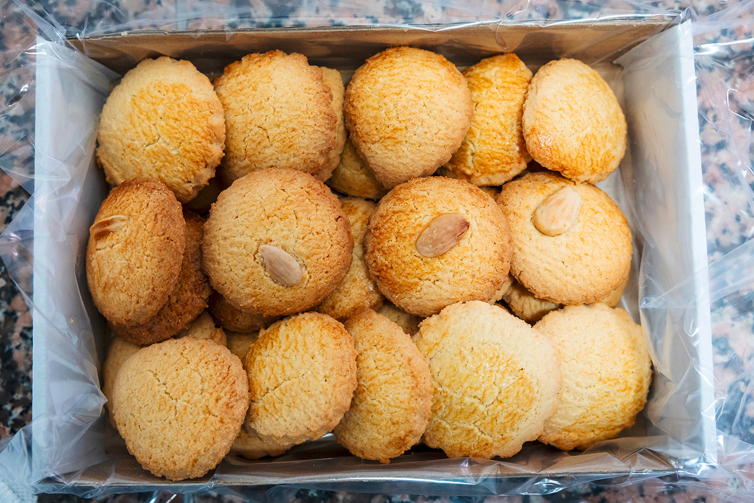 Pastas finas de naranja en caja