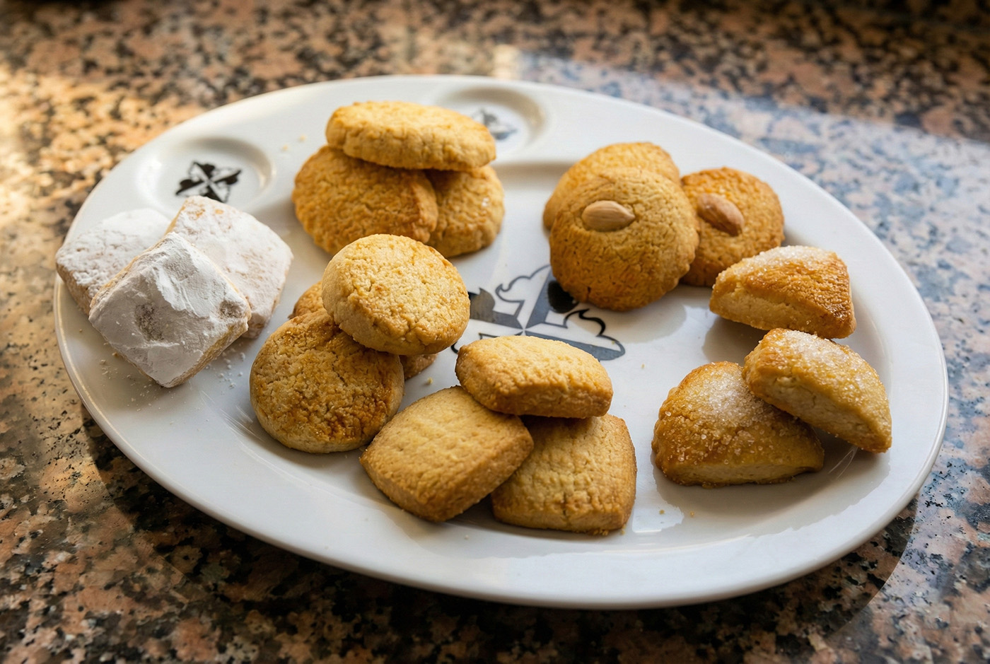Bandeja con pastas y dulces de las monjas de Caleruega